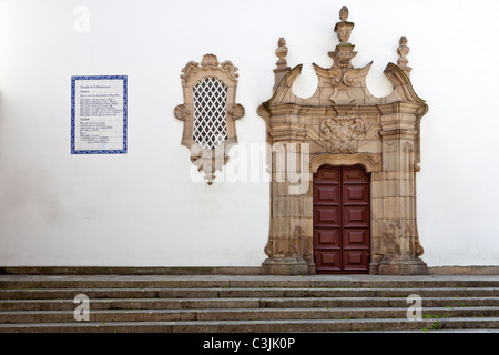 Lar de Sao Francisco (Altersheim) Portal in Guimaraes, Portugal. Stockfoto