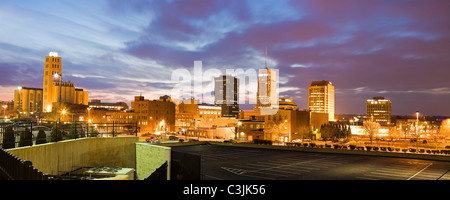 USA, Ohio, Akron, Stadtbild in der Abenddämmerung Stockfoto