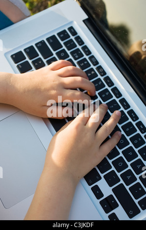 Mädchen mit laptop Stockfoto