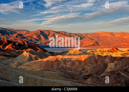 Morgenlicht taucht Golden Canyon Badlands von Zabriskie Point im kalifornischen Death Valley National Park. Stockfoto