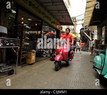 Scooter-Wahnsinn, Seitenstraßen von Chinatown, Bangkok, thailand Stockfoto