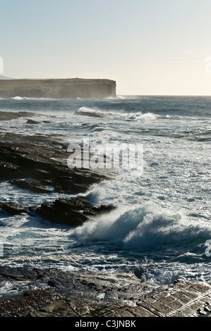 Dh Bucht von Skaill SANDWICK ORKNEY West an der felsigen Küste von Orkney Surf Wellen an Land kommen Seascape Stockfoto