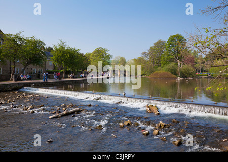 kleinen Wehr auf den Fluss Wye durchströmenden Bakewell Derbyshire Peak District National Park England GB UK EU Europa Stockfoto