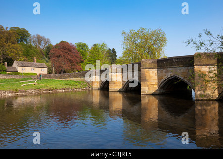 Straßenbrücke über den Fluss Wye Bakewell Derbyshire Peak District National Park England GB UK EU Europa Stockfoto