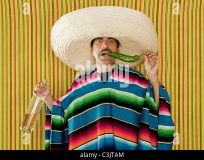 Mexikanische Schnurrbart Chili getrunken Tequila Sombrero Mann typisch Mexiko Stockfoto