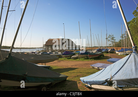 Die breiten Segelclub Hickling Räumlichkeiten befindet sich am nördlichen Rand von Hickling Broad, Norfolk, England, Vereinigtes Königreich. Stockfoto