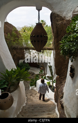 dh Lagomar House Museum NAZARET LANZAROTE Tourist Frau Museum Casa Sharif Omar Sharifs Garten Schritte Stockfoto