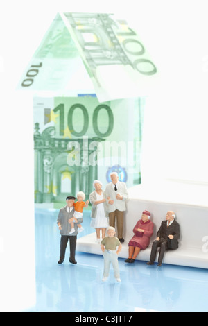 Figuren vor Haus von 100 Euro-Banknoten Stockfoto