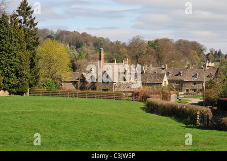 Blick auf Lower Slaughter, Gloucestershire zeigt Schornstein von The Old Mill Museum Stockfoto