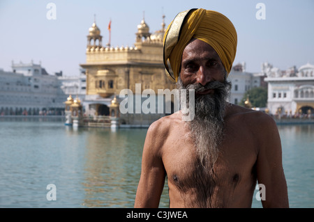 Porträt von einem indischen SIkh in Amritsar, vor dem berühmten Goldenen Tempel. Stockfoto