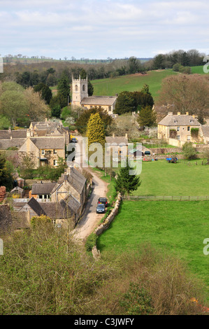 Blick auf Naunton, Gloucestershire zeigt St Andrew Church Stockfoto