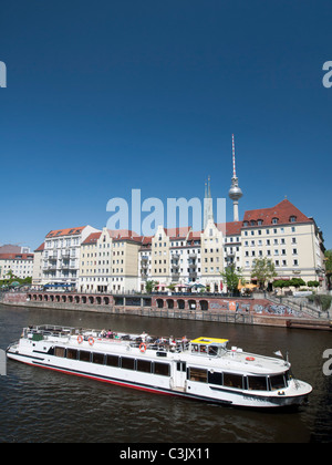Touristenboot an Spree im historischen Nikolaiviertel District in Mitte Berlin Deutschland