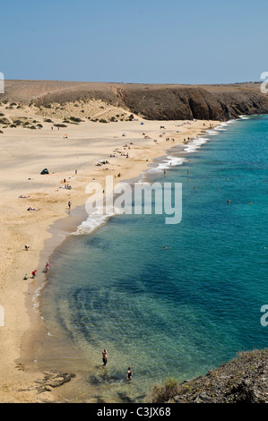dh Playa Mujeres Strand PAPAGAYO LANZAROTE Menschen am Meer Touristenstrände Sonnenanbeter kanarischen Inseln sonniges Sonnenbaden