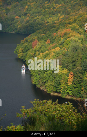 Deutschen Nationalpark Eifel, Rursee See mit touristischen Schiff Stockfoto