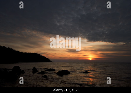 Sonnenaufgang an der Küste des Schwarzen Meeres, Crimea Berge. Ukraine. Stockfoto