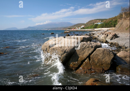 Wellen und Felsen an der Küste des Schwarzen Meeres. Krim, Russland. Stockfoto