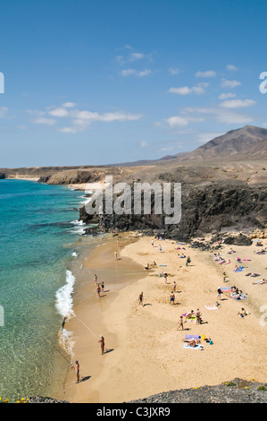 dh Playa de Papagayo PAPAGAYO LANZAROTE Menschen am Strand Playa Papagayo beach Stockfoto