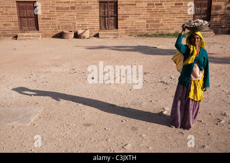 Frau, die die Felsen in Jodhpur, Rajasthan. Stockfoto