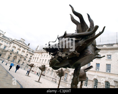 Der chinesische Künstler Ai Weiwei Show von 12 Bronze Tierkopf Skulpturen Somerset House in London Stockfoto