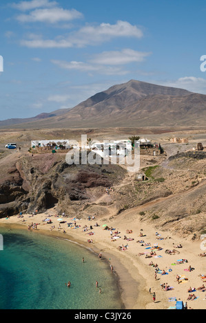 Dh Playa de Papagayo Playas de Papagayo Lanzarote Playa Papagayo Strand Cafes und Leute am Strand Urlaub Kanarische Inseln Stockfoto