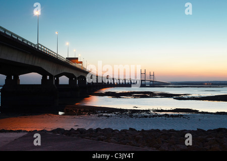 Der zweite Fluss Severn Brücke Kreuzung in der Abenddämmerung. Die Brücke verbindet England Wales trägt die Autobahn M4. Stockfoto