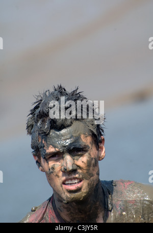 eine der viele schlammigen Gesichter beim 2011 Maldon Schlamm-Rennen Stockfoto