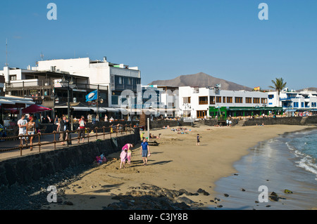 dh Strand PLAYA BLANCA LANZAROTE Tourist Menschen Urlaub Familie Sandstrand direkt am Meer Stockfoto