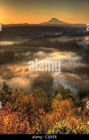 Sonnenaufgang über dem Mount Hood einen nebligen Morgen entlang Sandy River Bend Vertorama Stockfoto