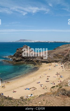 Dh Playa de Papagayo Playas de Papagayo Lanzarote Urlaub Menschen am Meer Strand Playa Papagayo Sonnenanbeter Coast Holiday Stockfoto