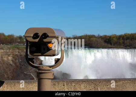 Brandneue Auto Fokus Münze Opearted Fernglas an den Niagarafällen im Mai 2011 Stockfoto