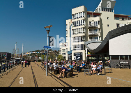 Dh BRISTOL DOCKS BRISTOL Menschen sitzen im Freien Kai cafe Harbourside Tabellen dockside Getränke uk Stockfoto