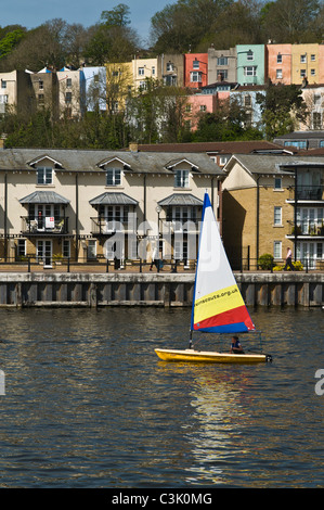 dh Hotwells BRISTOL DOCKS BRISTOL Bristol City Docks Floating Harbour Segelboot segeln Kai Häuser Stockfoto