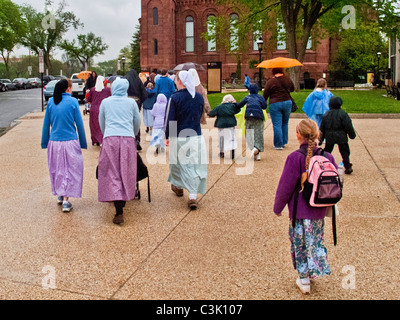 Mennonite Touristen in ihren traditionellen Kleidern "Plain People" der National Mall in Washington, DC., Smithsonian im Heck. Stockfoto