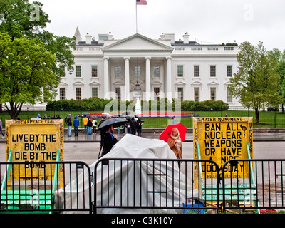 Mit Regenjacken und Schirme, Touristen vor dem weißen Haus in Washington, D.C. Hinweis Anti-Atom-Protest zu sammeln. Stockfoto