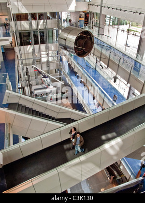 Im Atrium des Newseum, ein interaktives Museum der Nachrichten sind Nachrichten Übertragung Satelliten und ein Hubschrauber. Stockfoto