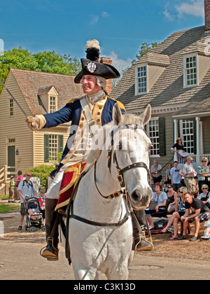 Ein Schauspieler verkleidet als der Marquis de Lafayette spielt eine Rede von der revolutionären Kriegsheld in Colonial Williamsburg, VA Stockfoto