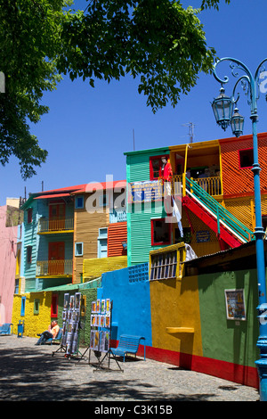 Bunte Gebäude im Bereich La Boca in Buenos Aires, Argentinien. Stockfoto