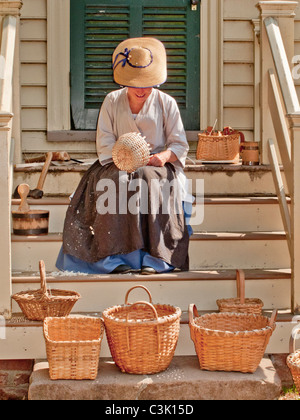 In historischen Kostümen, zeigen Reenactors historische Korbflechten Fähigkeiten in Colonial Williamsburg, VA. Stockfoto