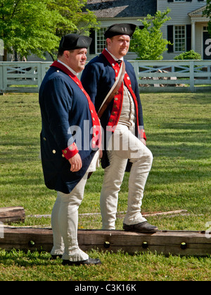 In historischen Uniformen, porträtieren Reenactors Soldaten in Colonial Williamsburg, VA. Stockfoto