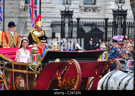 Der Herzog und Herzogin von Cambridge nach der königlichen Hochzeit in der Westminster Abbey, Freitag, 29. April 2011 Stockfoto