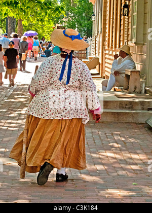 In einer historischen Neuschöpfung von 1793 spielt eine Schauspielerin eine ältere Sklavin, Wandern durch die Straßen von Colonial Williamsburg, VA. Stockfoto