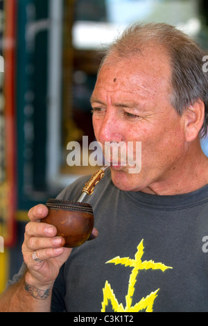 Menschen trinken Mate aus einer traditionellen hohlen Kürbis mit einem Metall Stroh in Buenos Aires, Argentinien. Stockfoto