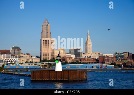 Kleines Flugzeug fliegt über Cleveland Stockfoto