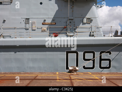 Abschiedstour von HMS Gloucester, dem Zerstörer der Royal Navy, der am Ende seines Lebens stillgelegt wurde. Neben in Avonmouth, um Veteranen an Bord willkommen zu heißen. Stockfoto
