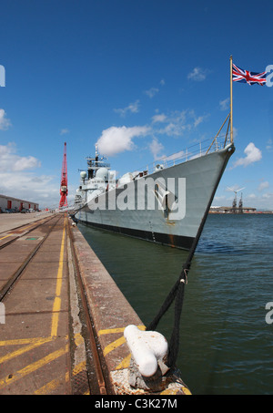 Abschiedstour von HMS Gloucester, dem Zerstörer der Royal Navy, der am Ende seines Lebens stillgelegt wurde. Neben in Avonmouth, um Veteranen an Bord willkommen zu heißen. Stockfoto