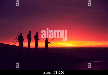 Fischer am Strand in Quiberville Angeln in der Nähe von Dieppe, Normandie Stockfoto