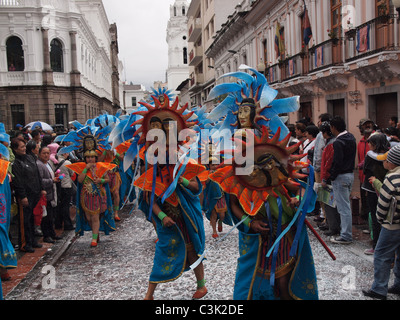 Gruppen von einheimischen Tänzern und Musikern parade durch die Straßen von Quito, der Hauptstadt von Ecuador in den jährlichen Karneval Stockfoto