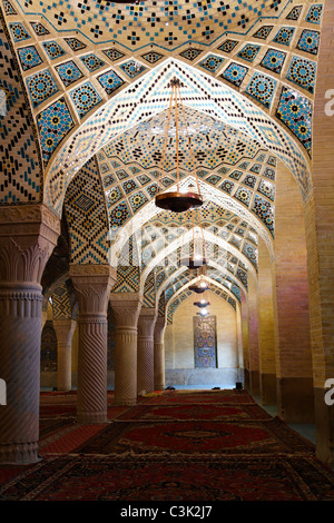 Innere des Winter Gebetssaal der Nazir Ul Mulk Moschee, Shiraz, Iran Stockfoto