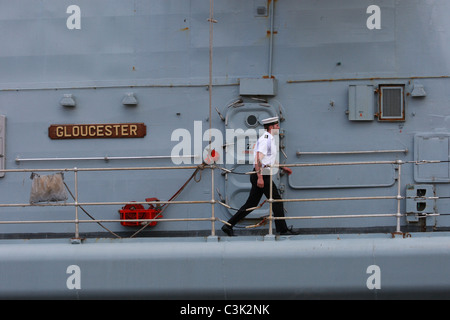 Abschiedstour von HMS Gloucester, dem Zerstörer der Royal Navy, der am Ende seines Lebens stillgelegt wurde. Neben in Avonmouth, um Veteranen an Bord willkommen zu heißen. Stockfoto