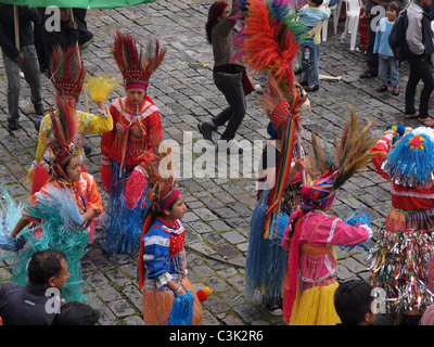 Lokale Folklore-Gruppe führt während des jährlichen Karnevals in Plaza San Francisco Quito Equador Stockfoto